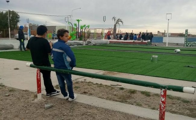Cèsped sintético en la canchita de la plaza del Barrio Malvinas