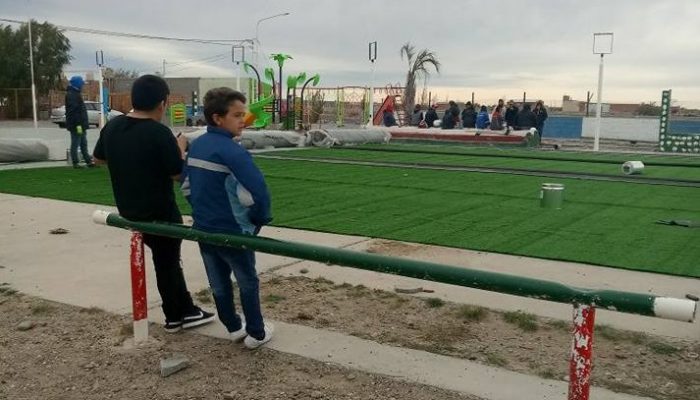 Cèsped sintético en la canchita de la plaza del Barrio Malvinas