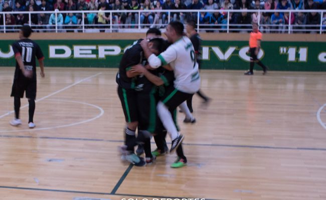 8 A 5 . CAMIONEROS SE QUEDÒ  CON LA PRIMERA FINAL.