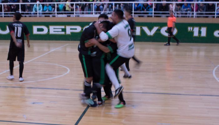 8 A 5 . CAMIONEROS SE QUEDÒ  CON LA PRIMERA FINAL.