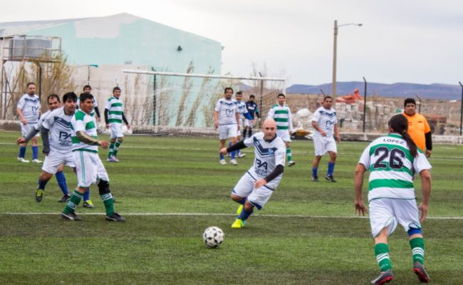 FUTBOL DE VETERANOS :   No se jugò por el intenso viento