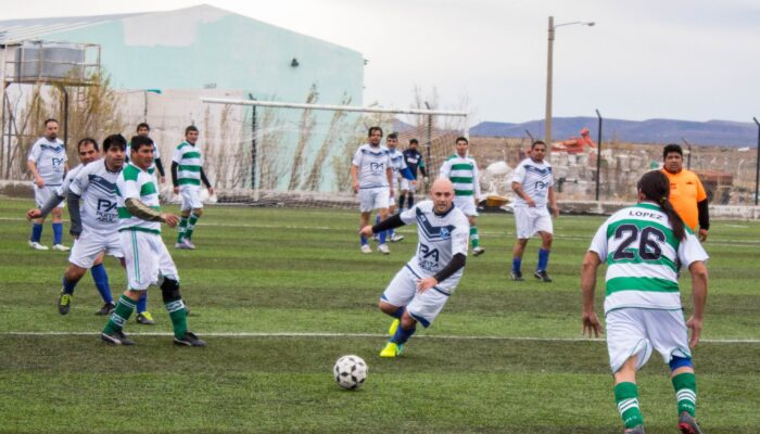 FUTBOL DE VETERANOS :   No se jugò por el intenso viento