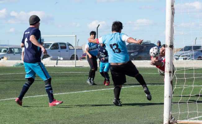 FUTBOL DE VETERANOS: A tres fechas del final  cinco equipos tienen chances para ser Campeòn