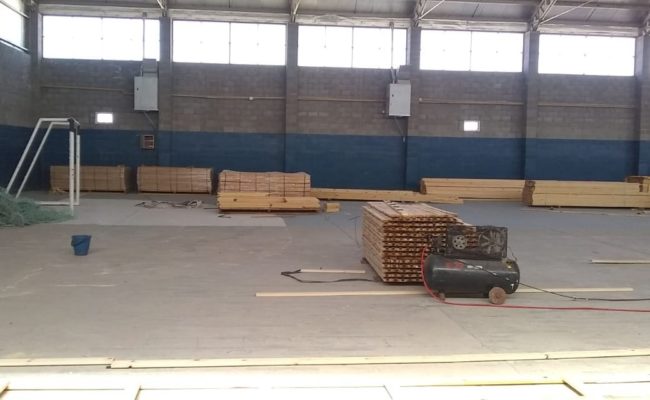 GIMNASIO DEPORTIVO DEL Bº GÜEMES:  SE INICIÒ  LA OBRA DE COLOCACIÒN DEL NUEVO PISO
