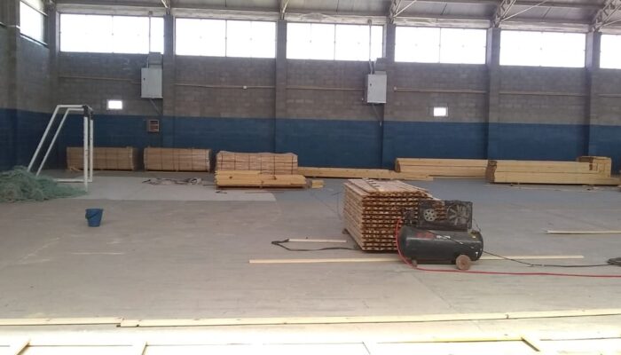 GIMNASIO DEPORTIVO DEL Bº GÜEMES:  SE INICIÒ  LA OBRA DE COLOCACIÒN DEL NUEVO PISO