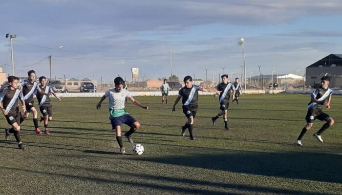 FUTBOL :  GOLEADA DE JUVENTUS EN 5TA. Y OTRO PARTIDO PARA DEFINIR EL CAMPEON