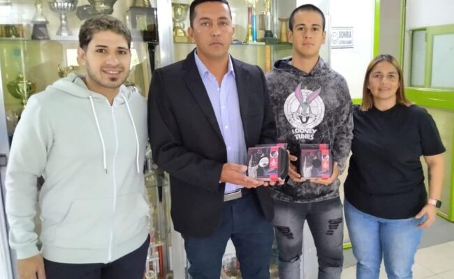 LA MUNICIPALIDAD DE LAS HERAS ENTREGO INTERCOMUNICADORES PARA LOS ARBITROS DE FUTBOL 11