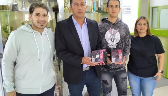 LA MUNICIPALIDAD DE LAS HERAS ENTREGO INTERCOMUNICADORES PARA LOS ARBITROS DE FUTBOL 11