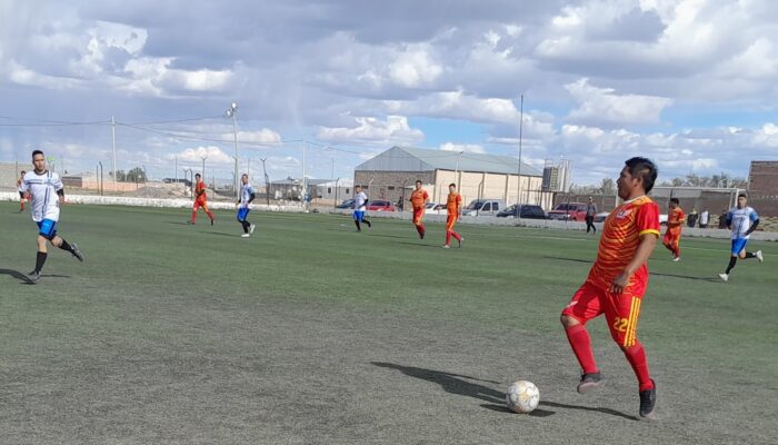 FUTBOL SUBSEDE LAS HERAS: GOLEARON DEPORTIVO LAS HERAS Y NOCHEROS